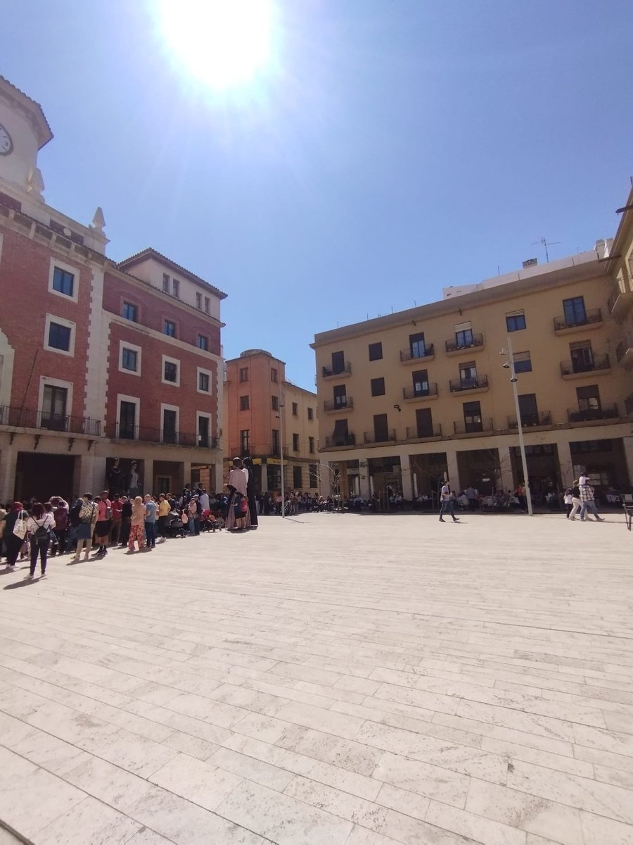 brian_ebre's tweet photo. Seguim amb la série ocasional de places sense ombra en un pais mediterrani. A més, aquesta té el 'plus' de ser la plaça principal del poble i tampoc té cap banquet. Si vols asseure's, a l'ombra de les porxades, fes una consumició al bar 💵 https://t.co/YRsO3YuPn2