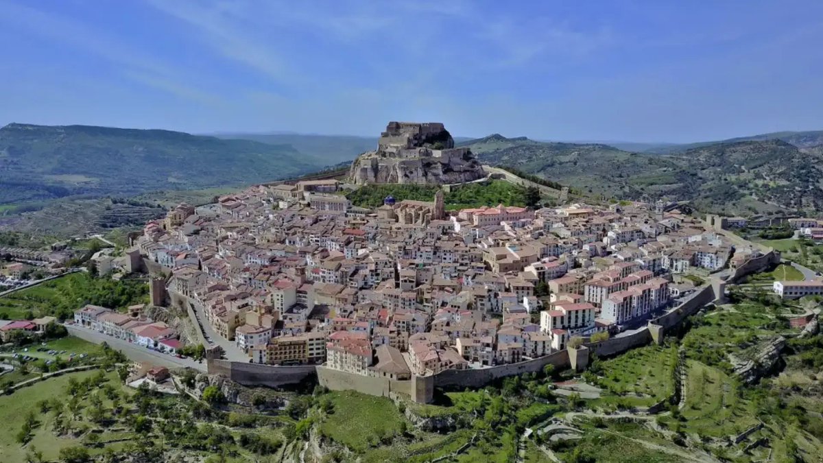 Uno de los pueblos más bonitos de España está en Castellón: un precioso castillo en un mar de montañas y bosques buff.ly/4cJp203