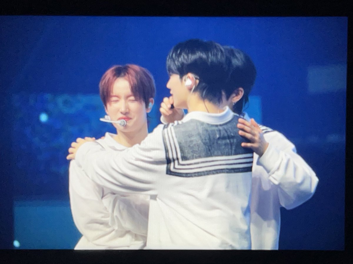 hykwl4's tweet photo. 쏠메즈 볼뽀뽀 사건
발단 전개 위기 결말 실화야 https://t.co/g0E01lrjHw