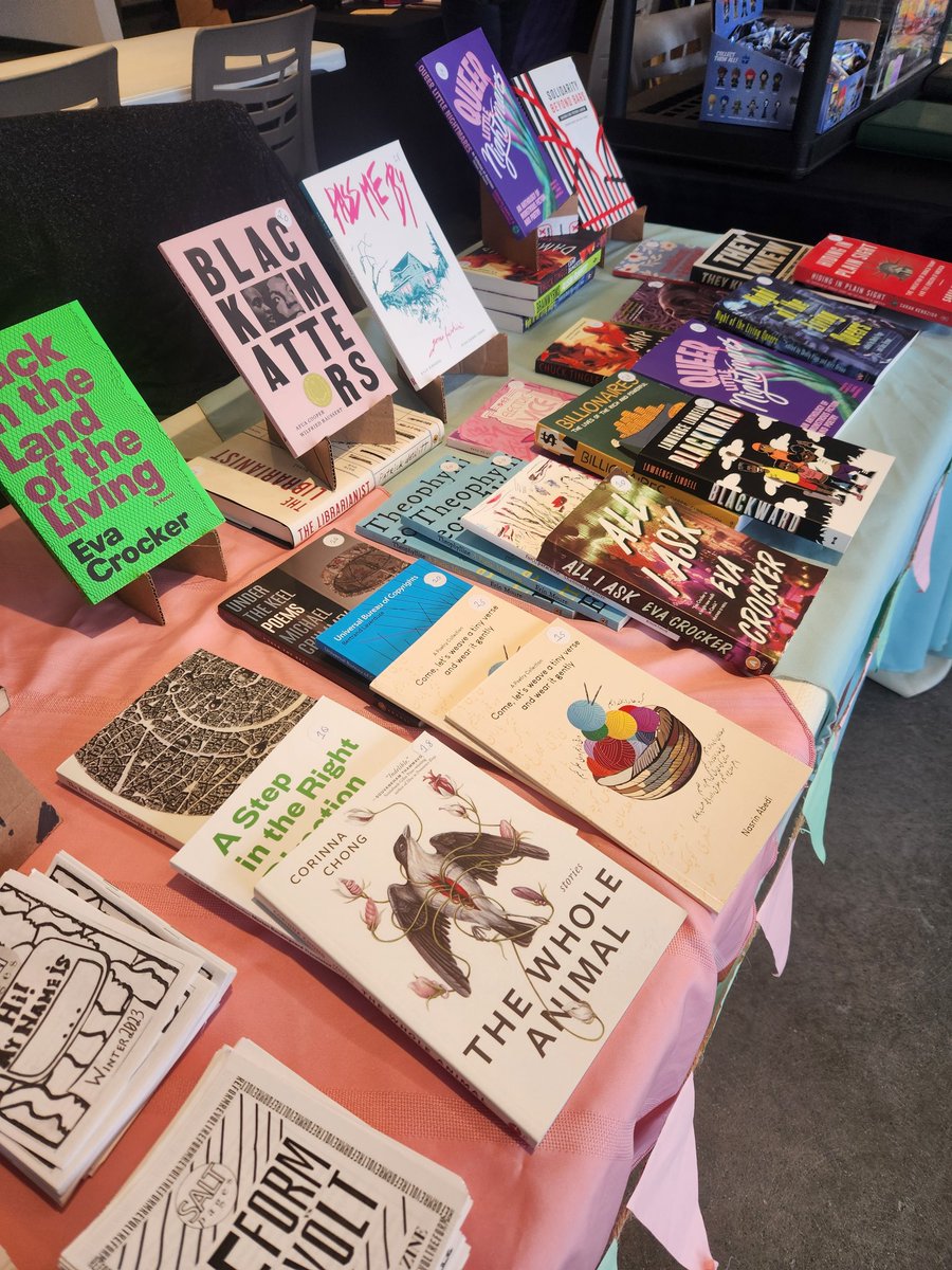 saltpagesnl's tweet photo. 💚🩷 We're here at the @sjfmnl Book Fair! 

We've got graphic novels, political non-fiction, queer horror, short stories, and poetry collections! Not to mention our FREE zines! Drop by before 3pm! https://t.co/RkYUvHK3Nn