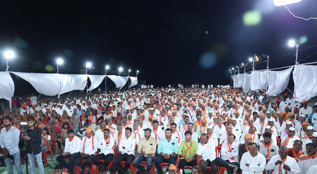 DrSubhashMoS's tweet photo. यावेळी बोलताना, मागील १० वर्षात मतदारसंघातील मार्गी लावलेल्या विविध सिंचन प्रकल्पाविषयी माहिती दिली तसेच पुढील काळात सर्व उर्वरित सिंचन प्रकल्प पुर्ण करणे व नार पार सारखा मोठा सिंचन प्रकल्प मार्गी लावणे मतदारसंघाचा सर्वांगीण विकास करणे हेच आमचे ध्येय आहे आणि त्या ध्येयपुर्तीसाठी https://t.co/qove3lk3f3