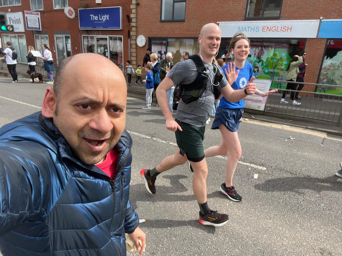 It's fantastic to see Professor @smbanka supporting Hannah and Jonny running the Manchester marathon to raise money for the rare conditions fund! Good luck to everyone running today - you're all super heros! @ManchesterBRC @MFTnhs @manchestergenes