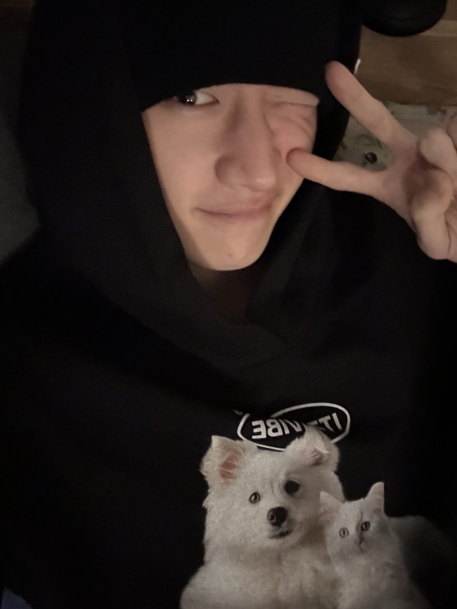 meowingalien's tweet photo. it's sunday and movie date with chan, Im gonna cry https://t.co/KEUrnO5zXC