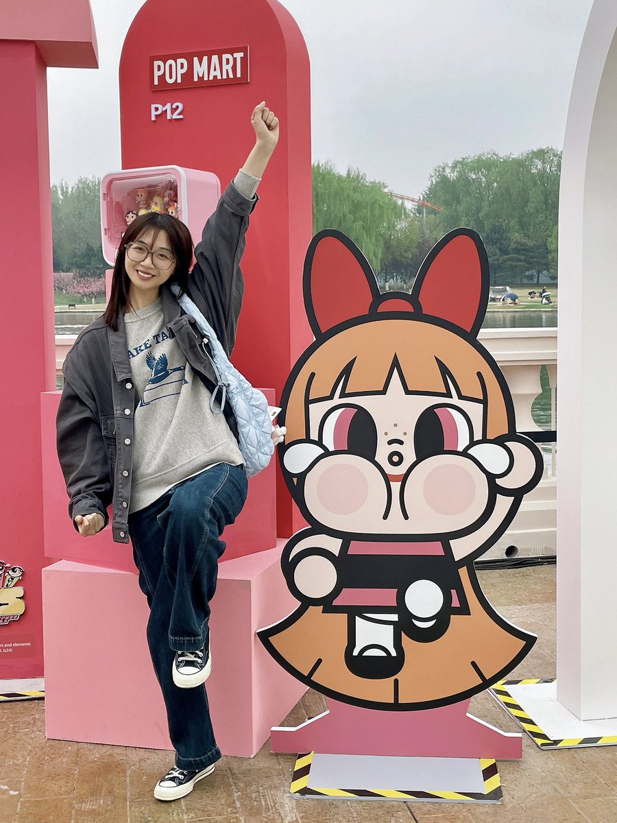 Apan_95's tweet photo. #POPMART 又在乐园！答应下次给Mokoko带花！ https://t.co/ju5ZjQe5GB