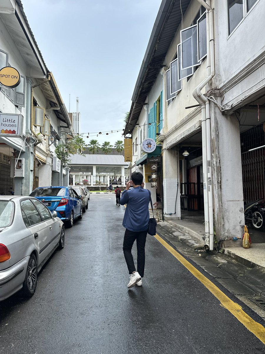 beli baju melayu di Kuching, Malaysia. fun enough to travel there, 8/10