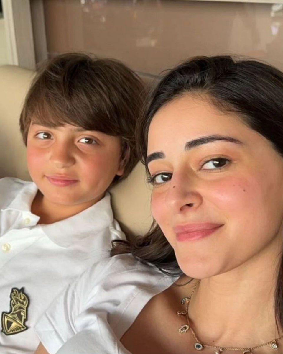 #SuhanaKhan's childhood friend #AnanyaPandy watched the games in #ShahRukhKhan's box, and before the match she posted photos on her Instagram with #AbRamKhan Team KKR 😍💜