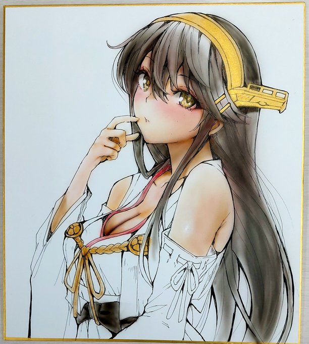 榛名の色紙～
あざとい感じになってきてる!笑
金色のところはゴールドパールで塗ってみた!
角度で反射して色が変化します
紙だと沈むかなって思ったけどパールが止めれたので塗ってみた🙌 