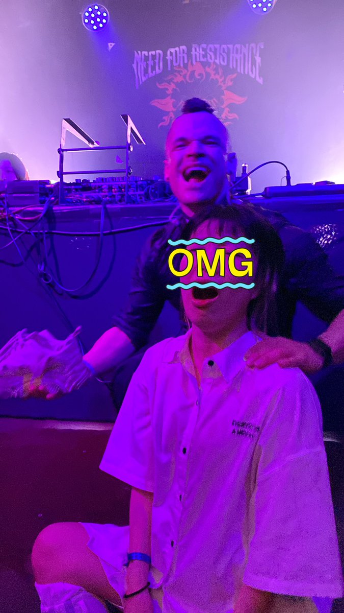 you_you_0919's tweet photo. #NFR2024 大阪 #Audiofreq
え、待って。スニーカーに酒注いで飲んでるんだけど？？？？ https://t.co/p1sF5FsEQI