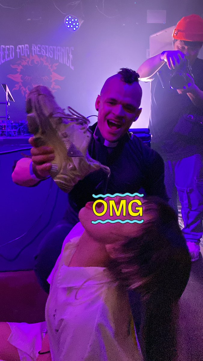 you_you_0919's tweet photo. #NFR2024 大阪 #Audiofreq
え、待って。スニーカーに酒注いで飲んでるんだけど？？？？ https://t.co/p1sF5FsEQI