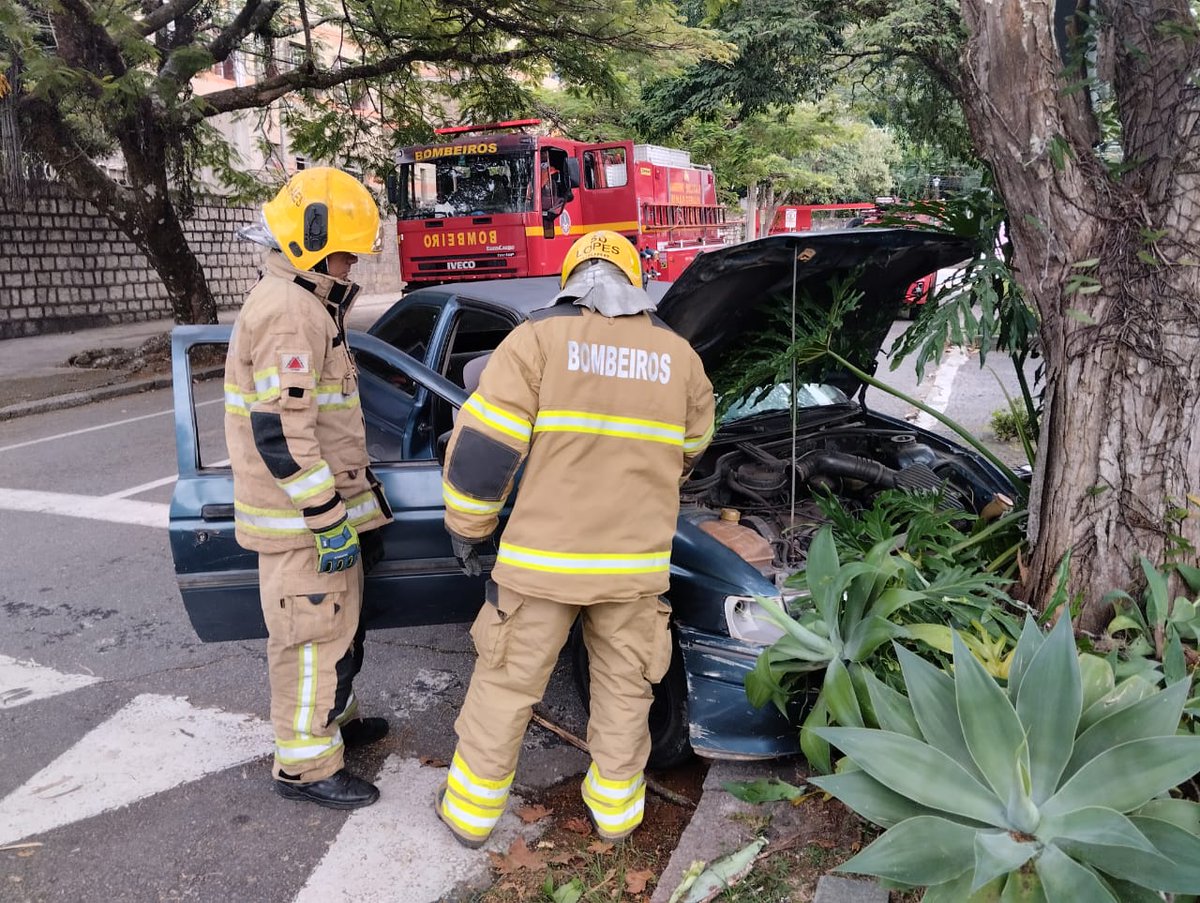 Nesta manhã de domingo (14), #Bombeirosmg foi mobilizado para responder a um princípio de incêndio envolvendo veículo na Rua Padre Henry Moton, número 52, no centro de Poços de Caldas. Ford Escort, com danos frontais devido a colisão em árvore. Não foram encontradas vítimas.