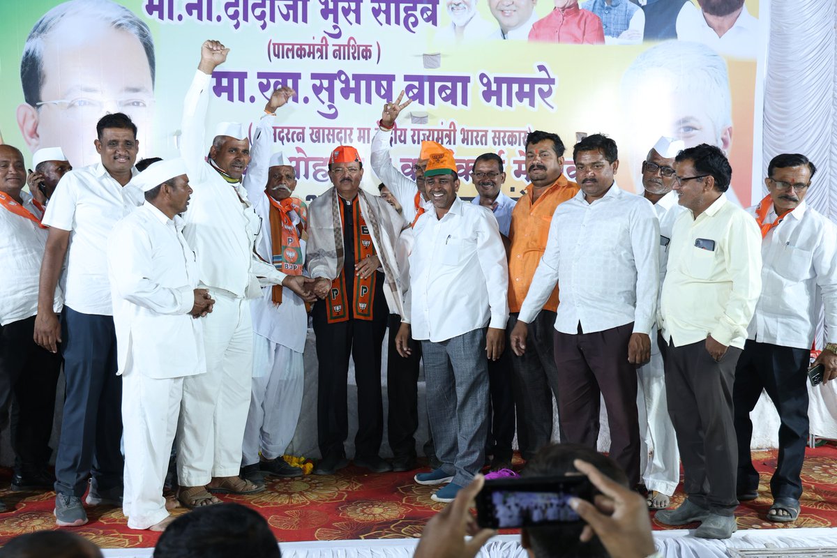 DrSubhashMoS's tweet photo. विकसित भारताचा संकल्पपुर्तीसाठी लोकसभेत प्रचंड मताधिक्याने माननीय पंतप्रधान श्री.@narendramodi जी यांच्या नेतृत्वात भाजप प्रणित एनडीए सरकारला निवडुण द्यावे व त्यात धुळे मतदारसंघात मोठ्या मताधिक्याने विजय मिळवण्यासाठी आपन साथ द्या असे आव्हान उपस्���ित शेतकरी वर्ग व नागरीकांना केले. https://t.co/VWZtniVwTO