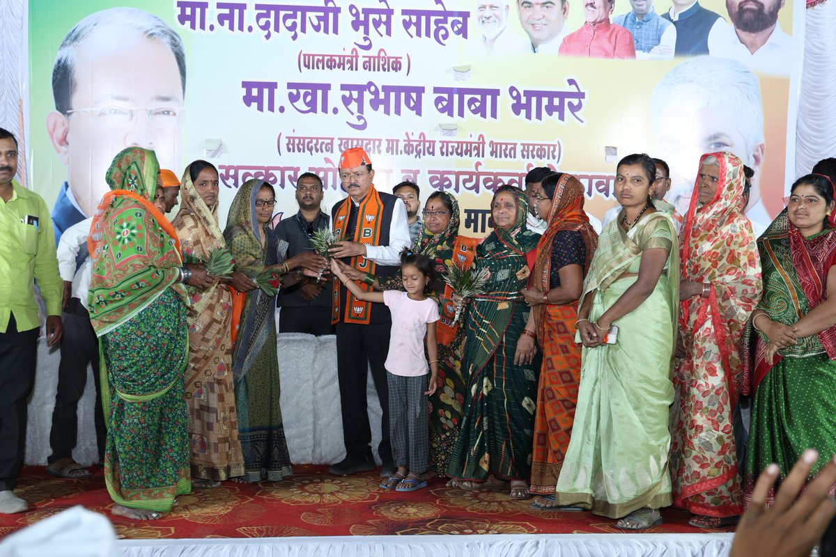 DrSubhashMoS's tweet photo. विकसित भारताचा संकल्पपुर्तीसाठी लोकसभेत प्रचंड मताधिक्याने माननीय पंतप्रधान श्री.@narendramodi जी यांच्या नेतृत्वात भाजप प्रणित एनडीए सरकारला निवडुण द्यावे व त्यात धुळे मतदारसंघात मोठ्या मताधिक्याने विजय मिळवण्यासाठी आपन साथ द्या असे आव्हान उपस्���ित शेतकरी वर्ग व नागरीकांना केले. https://t.co/VWZtniVwTO