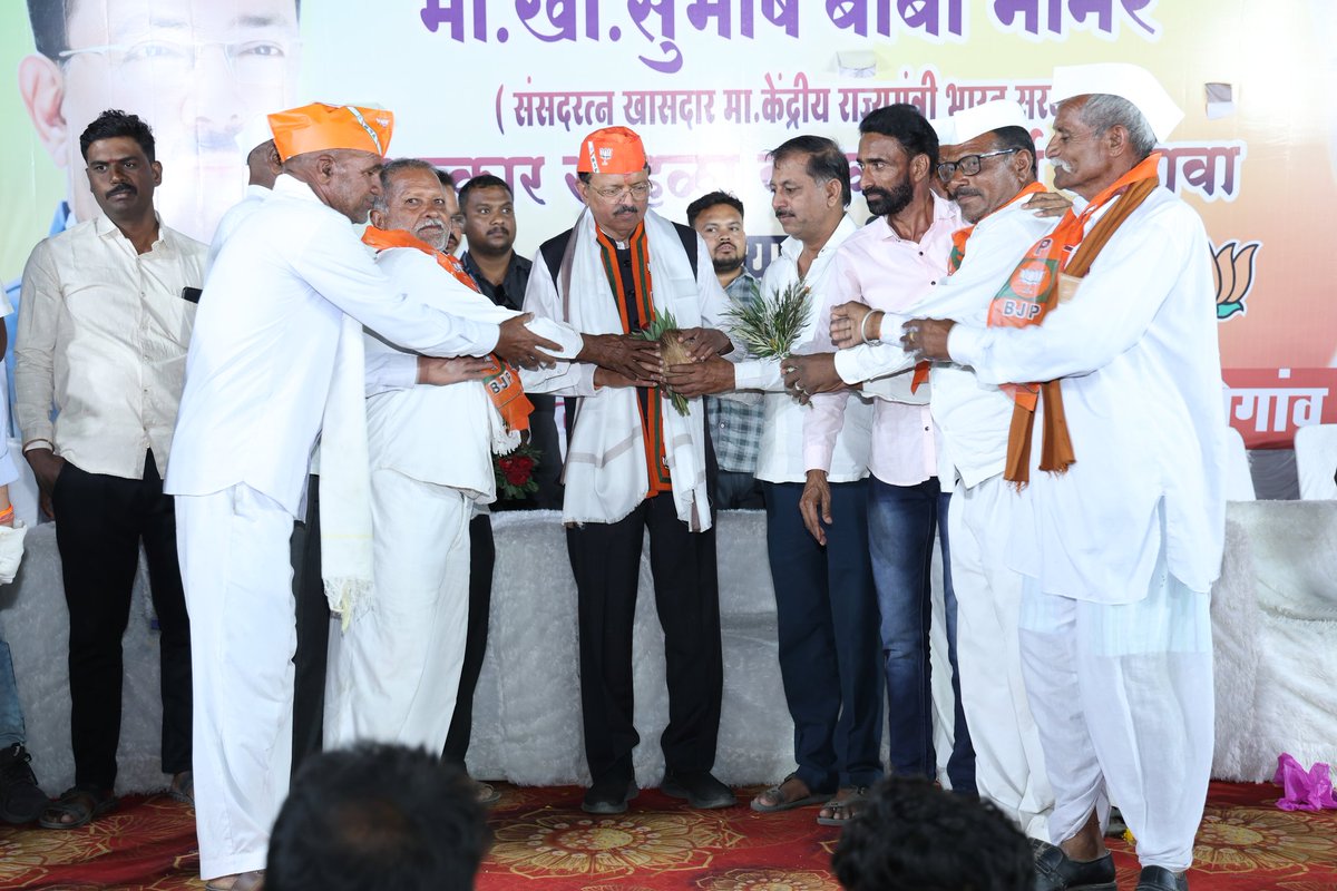 DrSubhashMoS's tweet photo. विकसित भारताचा संकल्पपुर्तीसाठी लोकसभेत प्रचंड मताधिक्याने माननीय पंतप्रधान श्री.@narendramodi जी यांच्या नेतृत्वात भाजप प्रणित एनडीए सरकारला निवडुण द्यावे व त्यात धुळे मतदारसंघात मोठ्या मताधिक्याने विजय मिळवण्यासाठी आपन साथ द्या असे आव्हान उपस्���ित शेतकरी वर्ग व नागरीकांना केले. https://t.co/VWZtniVwTO