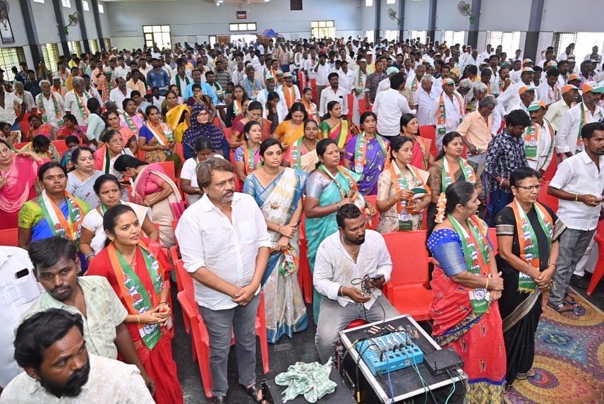 bn_chandrappa's tweet photo. ಚಳ್ಳಕೆರೆ ವಿಧಾನಸಭಾ ಕ್ಷೇತ್ರದ ಚಳ್ಳಕೆರೆ ನಗರದಲ್ಲಿ  ಸಚಿವರಾದ ಶ್ರೀ ಸತೀಶ್ ಜಾರಕಿಹೊಳಿ ರವರು, ಶ್ರೀ ಡಿ.ಸುಧಾಕರ್ ರವರು, ಚಳ್ಳಕೆರೆ ಜನಪ್ರಿಯ ಶಾಸಕರಾದ ಶ್ರೀ ಟಿ.ರಘುಮೂರ್ತಿ ರವರು, ಮೊಲಕಾಲ್ಮುರು ಹಿರಿಯ ಶಾಸಕರಾದ ಶ್ರೀ ಗೋಪಾಲಕೃಷ್ಣ ರವರು, ಚಿತ್ರದುರ್ಗ ಶಾಸಕರಾದ ಶ್ರೀ ವೀರೇಂದ್ರ ಪಪ್ಪಿ ರವರು ಮತ್ತು ಮಾಜಿ ಸಚಿವ ಹೆಚ್.ಆಂಜನೇಯ ಹಾಗೂ ಹಿರಿಯ ನಾಯಕರ ಜೊತೆಗೂಡಿ ದೀಪ ಬೆಳಗಿಸುವ ಮೂಲಕ ಚುನಾವಣಾ ಪ್ರಚಾರ ಸಭೆಯಲ್ಲಿ ಭಾಗಿಯಾಗಿ, ಮಾತನಾಡಿದೆ. 

ಈ ವೇಳೆ ಮಾತನಾಡಿ ನಮ್ಮ ಸರ್ಕಾರದ ಗ್ಯಾರಂಟಿ ಯೋಜನೆಗಳ ಬಗ್ಗೆ ಜಾಗೃತಿ ಮೂಡಿಸಿ, ಅಭಿವೃದ್ಧಿಗಾಗಿ ಕಾಂಗ್ರೆಸ್ ಪಕ್ಷಕ್ಕೆ ಮತ ನೀಡಿ, ಈ ಬಾರಿ ನನಗೆ ಹೆಚ್ಚಿನ ಮತ ನೀಡಿ ಆಶೀರ್ವಾದ ಮಾಡಬೇಕಾಗಿ ಮನವಿ ಮಾಡಿದರು.

ಈ ವೇಳೆ ಜಿಲ್ಲಾ ಕಾಂಗ್ರೆಸ್ ಅಧ್ಯಕ್ಷರಾದ ಶ್ರೀ ತಾಜ್ ಪೀರ್ ರವರು, ಮುಖಂಡರಾದ ಶ್ರೀ ಜಿ.ಎಸ್.ಮಂಜುನಾಥ್ ರವರು, ಓ.ಶಂಕರ್ ರವರು ಸೇರಿದಂತೆ ಕಾಂಗ್ರೆಸ್ ಪಕ್ಷದ ಮುಖಂಡರು, ಜನಪ್ರತಿನಿದಿಗಳು, ಸೇರಿದಂತೆ ಸ್ಥಳೀಯರು ಉಪಸ್ಥಿತರಿದ್ದರು.

#Challakere | #ChitradurgaLokasabha2024