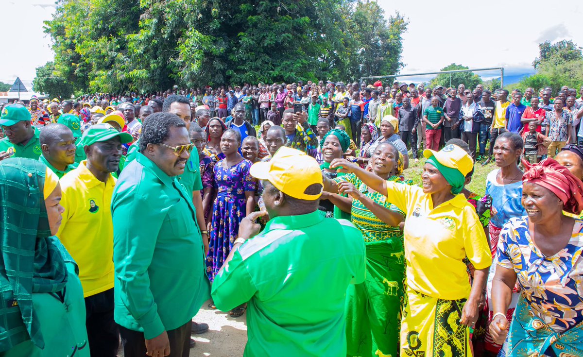 Ziara ya Katibu Mkuu wa @ccm_tanzania Balozi Dkt Emmanuel Nchimbi hapa akiwa njiani kuelekea Rukwa. This is CCM!!! Chama cha Wananchi.