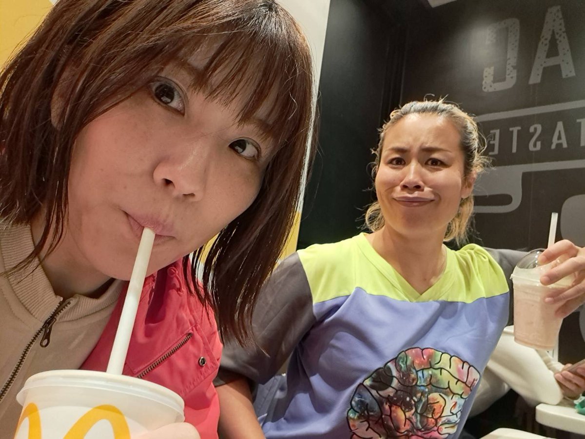 hatsuo201410's tweet image. 新道竜巳の女芸人フェス
肉食ライブ

ありがとうございました！！

久しぶりのステさん🥰#牧野ステテコ さん
大久保公園でバッタリ #風穴あけるズ さん
安藤さん『はつお、そんな外国人顔やったけ？』

ズコー！

あんことデートに対する想いは
服装と同じくらいの温度差でした。