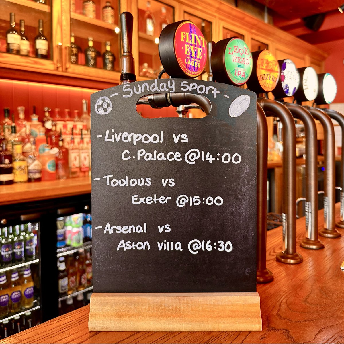 What’s better than a Sunday roast? Eating it whilst watching the footy! We have all the sport on today . . . 

#familyfriendlysportspub #premierleague #sundaysport #rugbyleague #blackboard #handwritten #teddington #highstreet #london