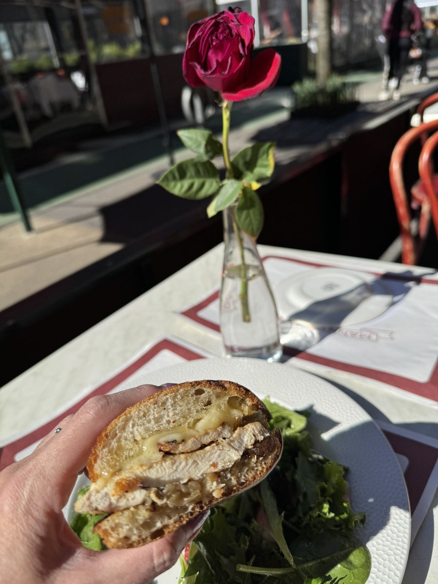 It’s a lovely Sunday in the neighborhood— we’ve got tables in the sun & terrific grilled chicken sandwiches (on toasted baguette with melty Gruyere cheese & sautéed onions). Come visit! ✨
#mannysbistro #mannysbistrony #sandwich #sandwiches #nyc #bonappetit #newyork #newyorkcity