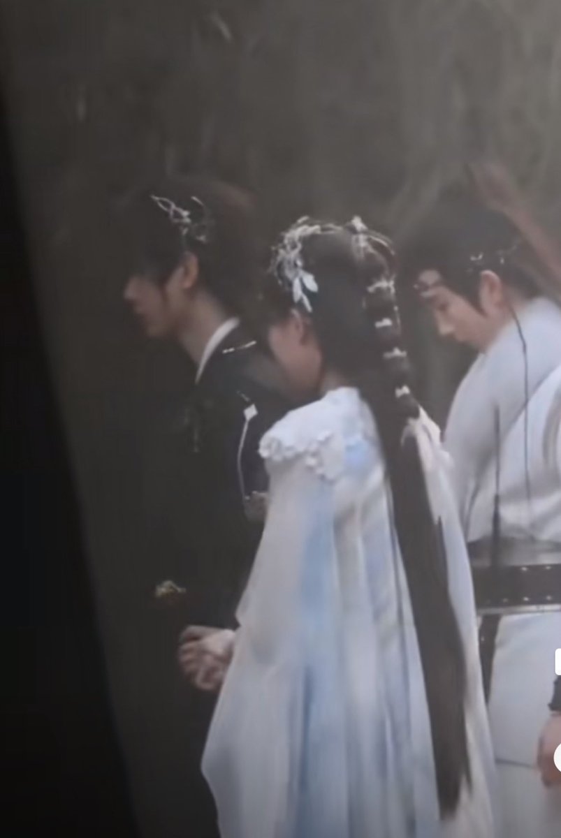 The trio #GuoJunChen #LiYitong (new outfit and hair for her) #ChengYi #FoxSpiritMatchmakerWangQuan  

Full clip/ Cr: video.weibo.com/show?fid=1034:…