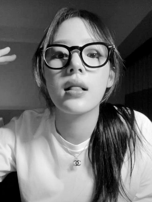 chiicchiuu's tweet photo. . . . restarting (d4) 
hello ! I’m chi, still looking for filo interactive moots

— she/her filo infp
— multi stan
— any fandom will do 
— not new 2 #kpoptwt &amp; #stantwt 
— lets b moots ~

♡ / ↻ to be moots &amp; spread ~ https://t.co/Tp38z8xPXL
