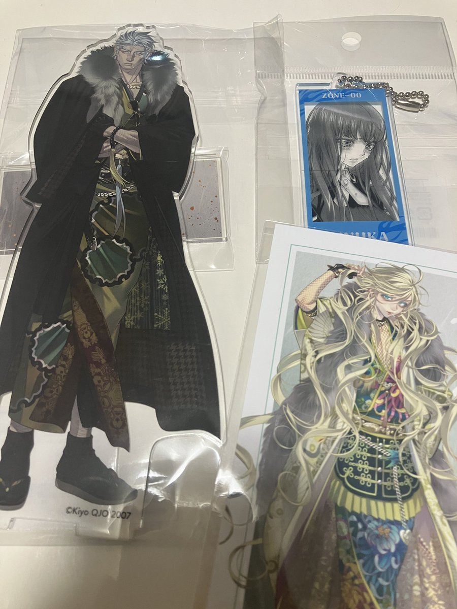 私の人生最大のプリンセス絹華のポスター届いたーーーー😭💕
世界一可愛いよぉぉぉ泣き顔すら可愛いんだよぉぉぉぉぉ😭💕💕💕
アクスタ叢雲様デカいし特典弁天姐さんだしで最高すぎる😭
他のグッズはほぼ絹華缶バッジとの交換になる