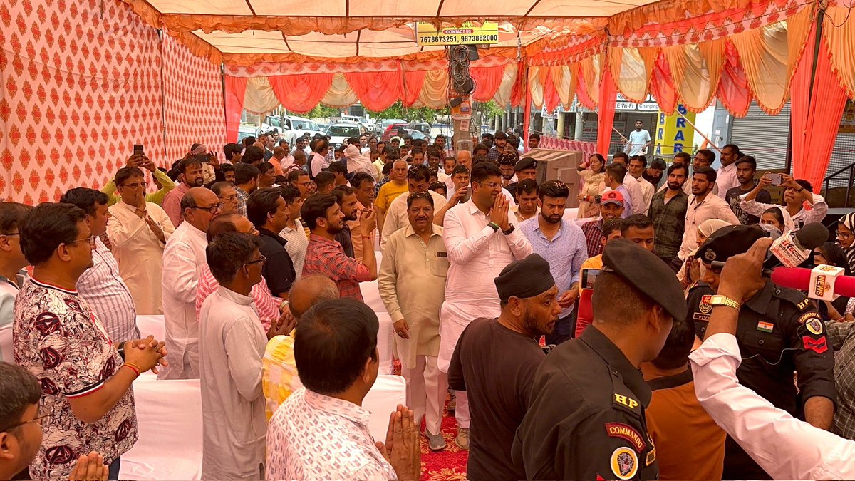 Dchautala's tweet photo. आज फरीदाबाद में अनेक कार्यक्रमों में सम्मानित जनता, समाज की मौजीज हस्तियों एवं मेहनती कार्यकर्ताओं से मिलना जुलना हुआ। बुजुर्गों गुरुजनों से आशीर्वाद के साथ साथ पार्टी के पक्ष में समर्थन की अपील की। https://t.co/kSnaIhB0MN