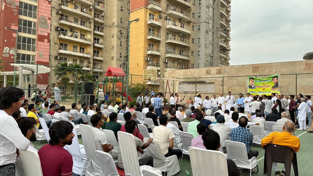 Dchautala's tweet photo. आज फरीदाबाद में अनेक कार्यक्रमों में सम्मानित जनता, समाज की मौजीज हस्तियों एवं मेहनती कार्यकर्ताओं से मिलना जुलना हुआ। बुजुर्गों गुरुजनों से आशीर्वाद के साथ साथ पार्टी के पक्ष में समर्थन की अपील की। https://t.co/kSnaIhB0MN