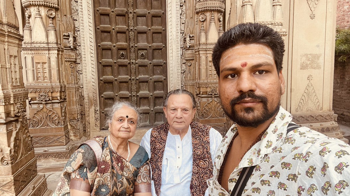 With grace of Adi Mahadev, had the opportunity of taking Shri Bharat Gupt to an old temple in Banaras. Wonderful experience 🌸🙏🏻