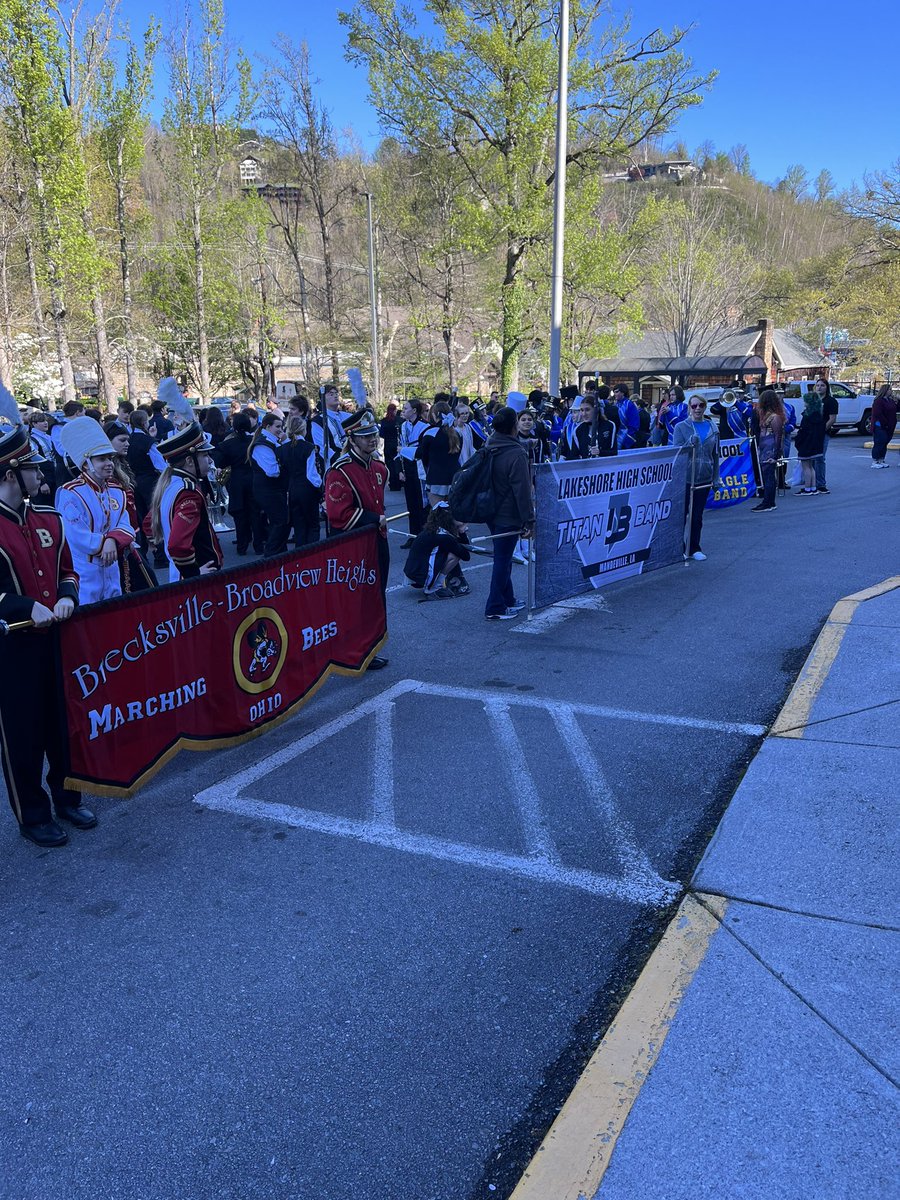mrhannamusic's tweet photo. @bbhmarchingbees took it up a notch and took 1st place against competition marching bands at the parade! Congrats on your hard work! Y’all deserve it!!  @bbhcsd https://t.co/1C83NCgS9V