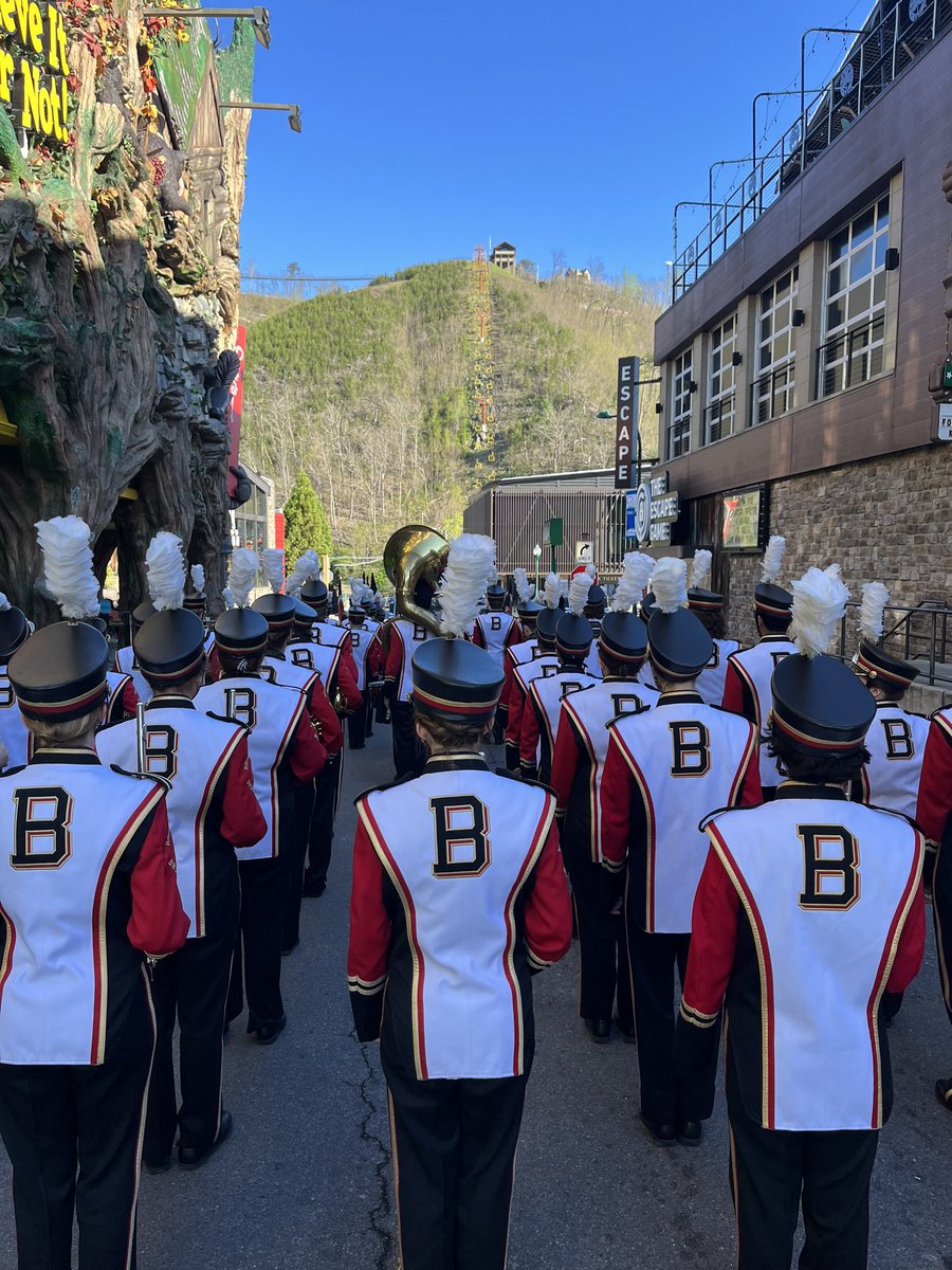 mrhannamusic's tweet photo. @bbhmarchingbees took it up a notch and took 1st place against competition marching bands at the parade! Congrats on your hard work! Y’all deserve it!!  @bbhcsd https://t.co/1C83NCgS9V