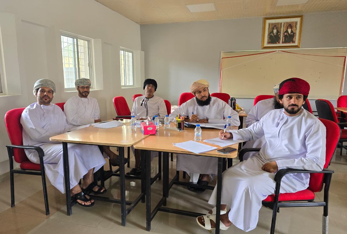 بدأت  اللجنة اللامركزية بـ #بتعليمية_الداخلية تقييم مشاريع التقنيات الجغرافية الحديثة للمحافظة للعام الدراسي الحالي وذلك بمركز التدريب التريوي برئاسة د.مسلم الحراصي مدير دائرة الإشراف التربوي ورئيس فريق متابعة تطبيق التقنيات الجغرافية بالمحافظة استعدادا للمنافسة على مستوى السلطنة