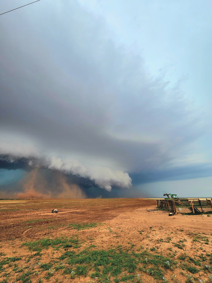 This outflow dominant storm near Hollis, OK back in 2022 was producing several fairly convincing gustnadoes as it tracked quickly over western parts of the state, some of which prompted tornado reports - none of which we were able to confirm from what we saw 🌩

#okwx #StormHour