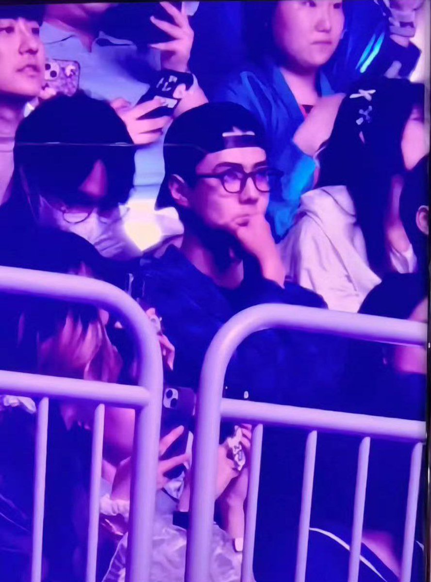 starfess's tweet photo. -star gue rasa lo orang paling ganteng di dunia ini......... https://t.co/zb0mLP2vrQ