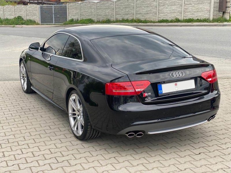 Audi S5 4.2 l V8. Aspoň jednou za život chci řídit osmiválec. Atmosféra, žádný turbo. 260 kW.