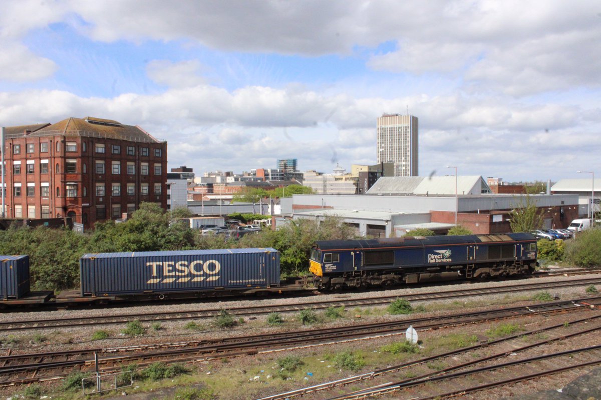 #SideOnSunday #ShedWatch 
66423 leads 4E49 Daventry DRS (Tesco) to Doncaster IPort through Leicester.
