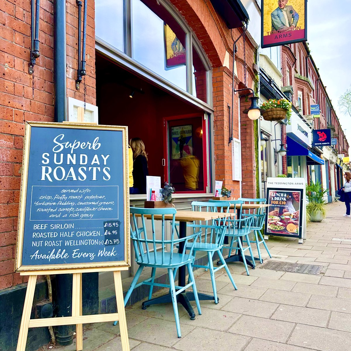 The sun is attempting to make an appearance today so get yourself out before it rains! 

#sunnysunday #superbsundayroasts #outdoorseating #blackboard #teddington #highstreet #london