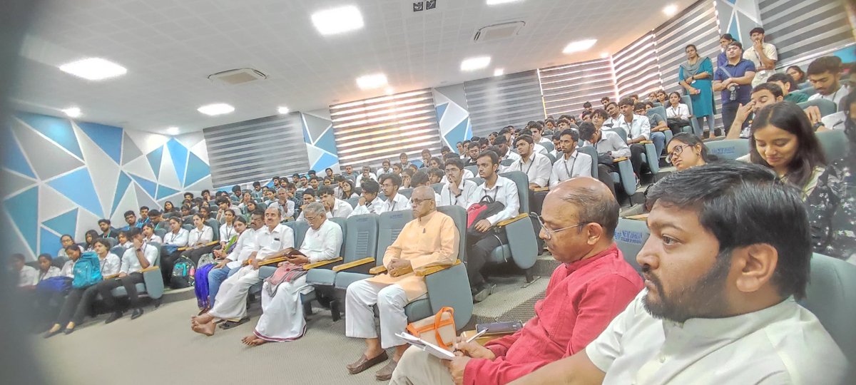 Talk on ‘Role of Youth in making Bharat Vishva Guru’ in New Horizon College of Engineering in Bangalore with engineering students. अभियान्त्रिकी शाखा के विद्यार्थियों के समक्ष “भारत को विश्वगुरू बनाने में युवाओं कि भूमिका” इस विषयपर न्यू होरायझॉन इंजीनिअरिंग कॉलेज बंगलोरमें चर्चा