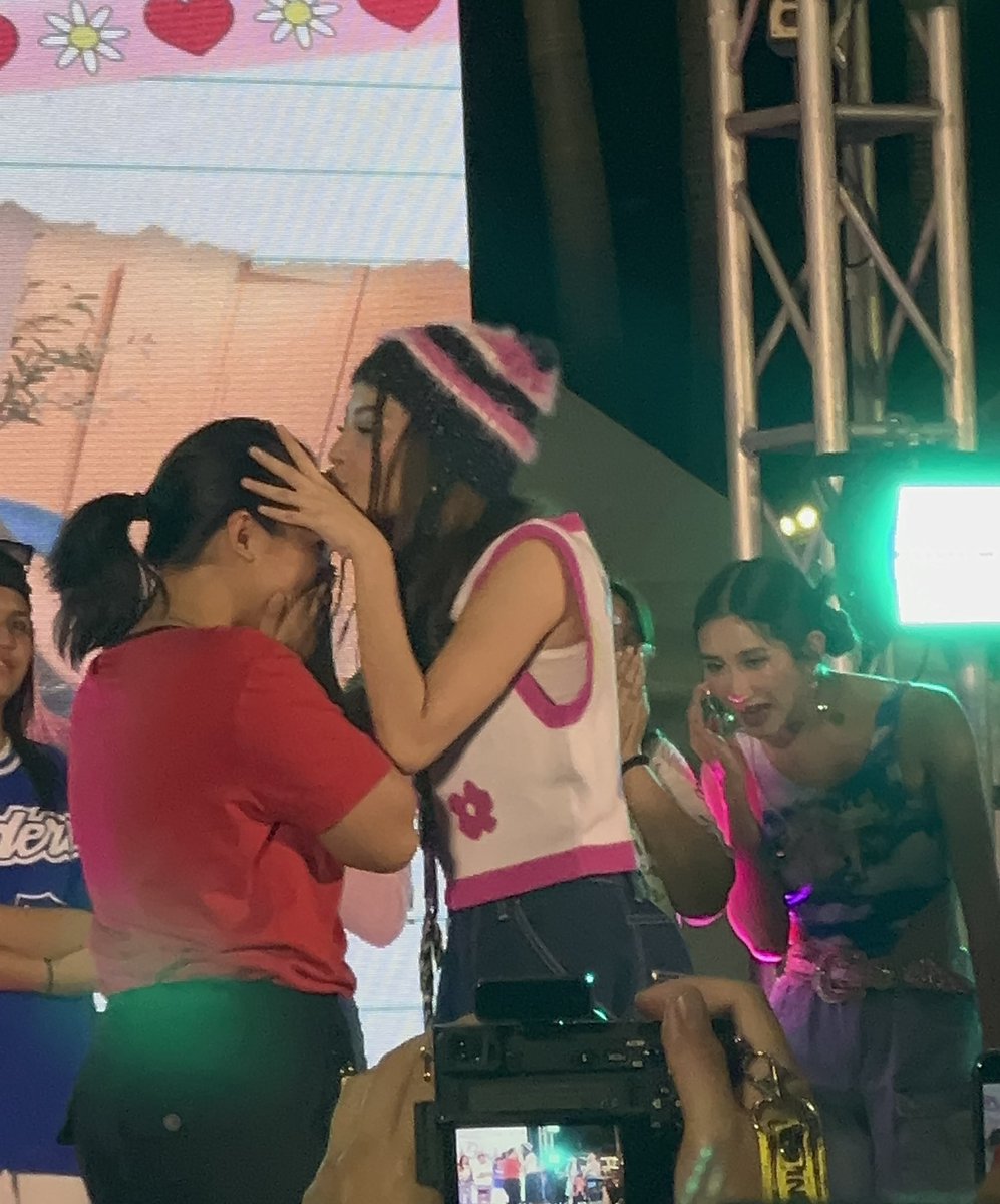 leinpop's tweet photo. swerte ni ateh inggit nanaman ang mga colet stans 

#BINIatAyalaMallsMarketMarket https://t.co/cFDRe9QGC6