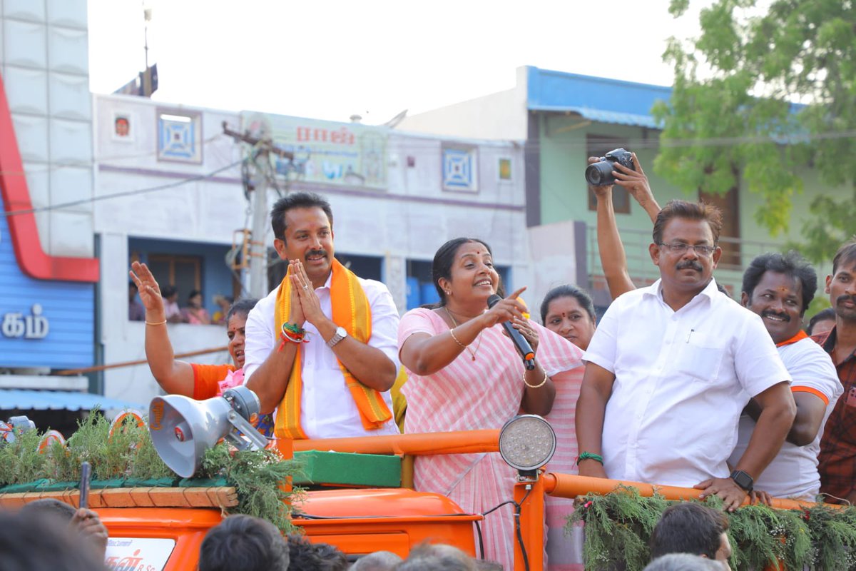 VanathiBJP's tweet photo. கரூர் சட்டமன்ற தொகுதிக்கு உட்பட்ட வேலுச்சாமிபுரத்தில் கரூர் பாராளுமன்ற தொகுதி பாஜக வெற்றி வேட்பாளர் திரு @VVSenthilnathan அவர்களை ஆதரித்து  தேர்தல் பரப்புரை மேற்கொண்டேன்.

கரூர் மாவட்ட மக்கள் பாஜக M. P. அளிக்கவிட்டாலும் திரு @narendramodi ஜி அவர்கள் எண்ணற்ற நலத்திட்டங்களை செயல்படுத்தினர்.

கம்பி எண்ணும் கரூர் மந்திரியோ, தெருவெங்கும் டாஸ்மாக் தண்ணீ கடைகளை திறந்து, குடும்பங்களை சீர்குலைக்க நம் @narendramodi ஜியோ  வீடுதோறும் குடிக்கும் நல்ல தண்ணீர் தர ஏற்பாடு செய்து குடும்ப நலத்திற்கு செய்தார். பிரதமர் @narendramodi அரசுக்கும் திமுக அரசுக்கும் உள்ள வேறுபாட்டை மக்கள் உணர்ந்து இந்த முறை கரூர் பாராளுமன்ற தொகுதியை பாஜகவினரிடம் ஒப்படைப்பார்கள் என்று நம்புகிறேன்.

#மீண்டும்_மோடி_அரசு