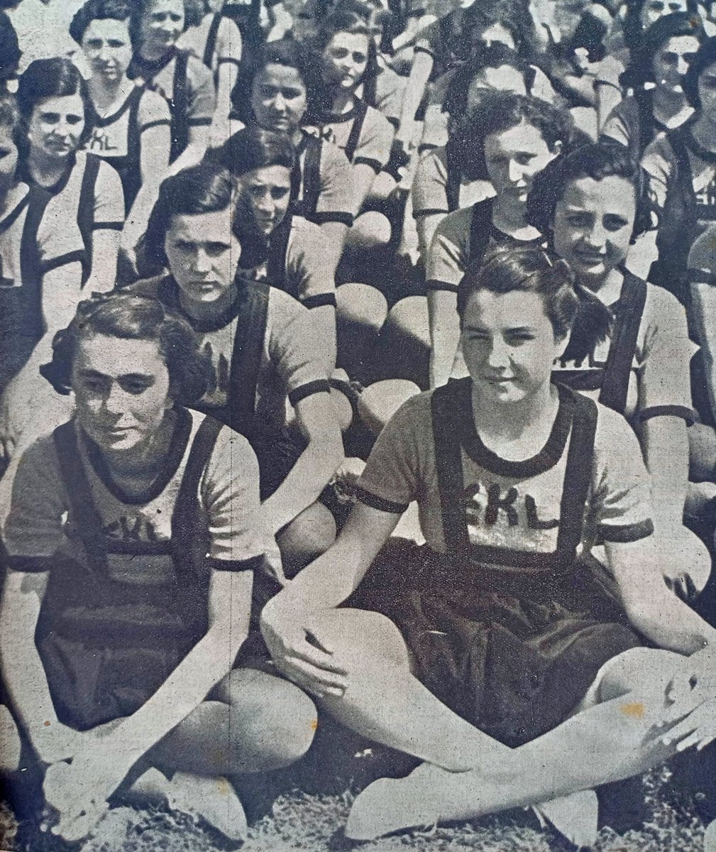 Erenköy Kız Lisesi öğrencileri idman bayramında (1930'lar)