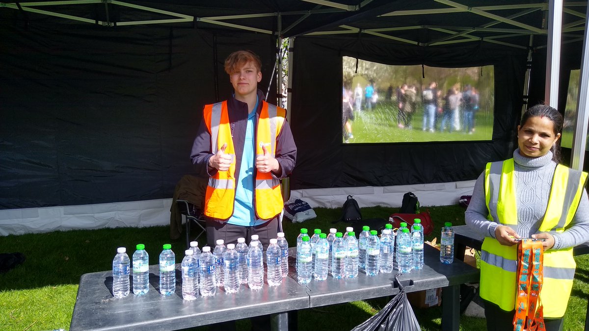 14 Police Cadets helped at the Leicester's Big 10K run event at Abbey Park today! Cadets did a fantastic job managing water points, baggage drop-off, marshaling and handing out medals to finishers! 🏃‍♂️🏃‍♀️🏅Well done to everyone who took part in today's run! 🌞 #volunteering #cadets