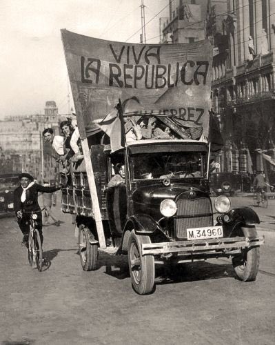 Am 14. April 1931 wurde in Spanien die Republik ausgerufen. Die real gewordene Hoffnung auf soziale Gerechtigkeit und Demokratie. Ein Traum in einer Gesellschaft, in der Kirche und Großgrundbesitz bestimmen. Im Kampf gegen den Faschismus wurde sie vor den Bus geschubst.