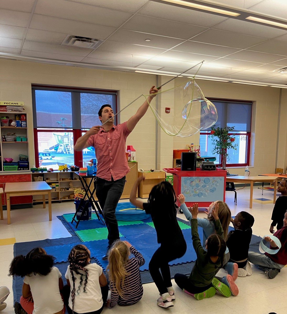 The Phillipsburg ECLC had a fun guest stop by for Week of the Young Child! 

Curriers Magical Mania came to entertain the children with lots of bubbles! 🫧

#CatholicCharitiesDOM #newbrunswick #Childcare #aftercare #WOYC24 #curriersmagicalmania