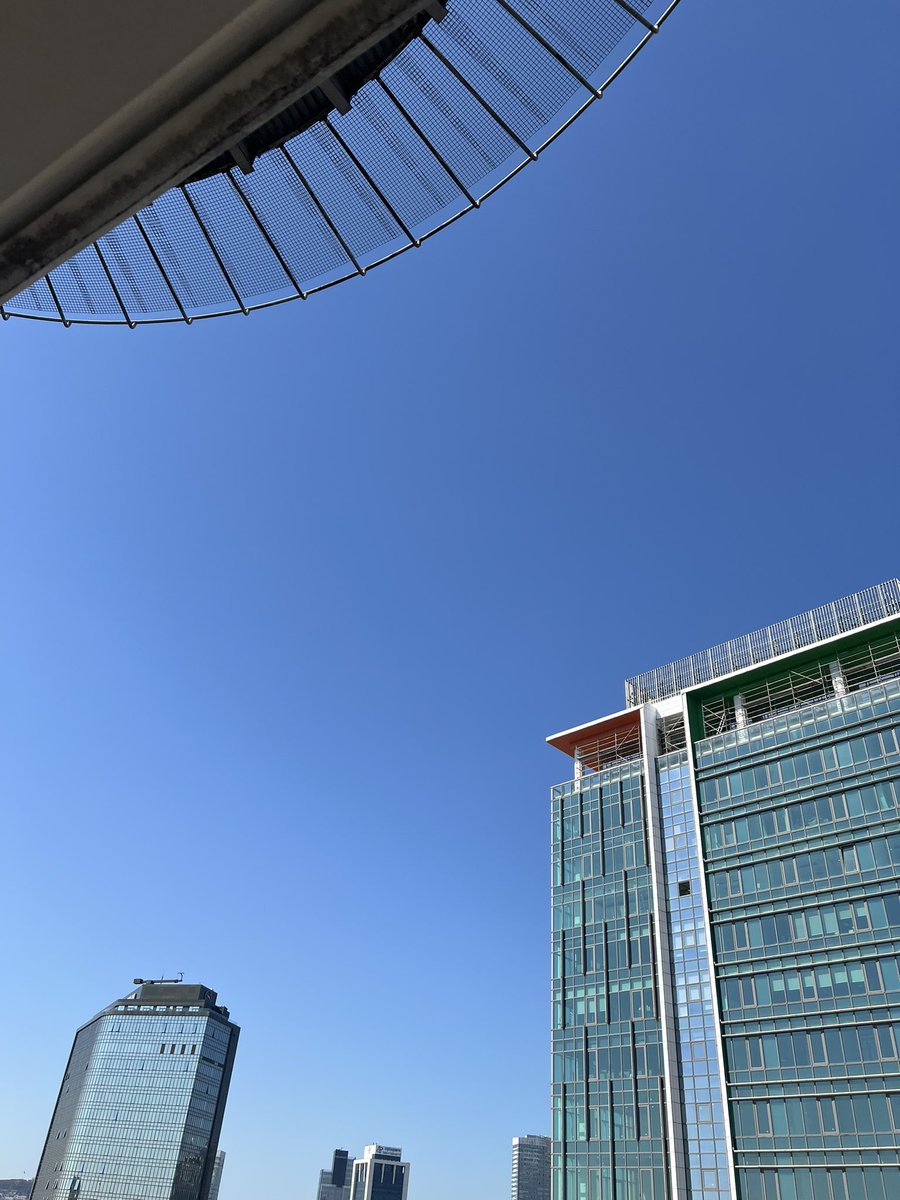 “Chemtrails değil su buharı” diyenler lütfen tekrar tekrar bu videoyu izleyin Uçuş yoğunluğunun en fazla olduğu İstanbul semalarında bugün hiç “su buharı izi bırakan”?! uçak yok (fotoğraf) Muhtemelen bu hafta içi tekrar ortaya çıkarlar, gökyüzünün görünümünü tekrar paylaşırım