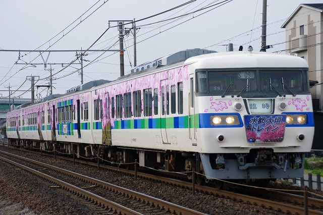 桜の季節に走った臨時列車…懐かしいですね♪