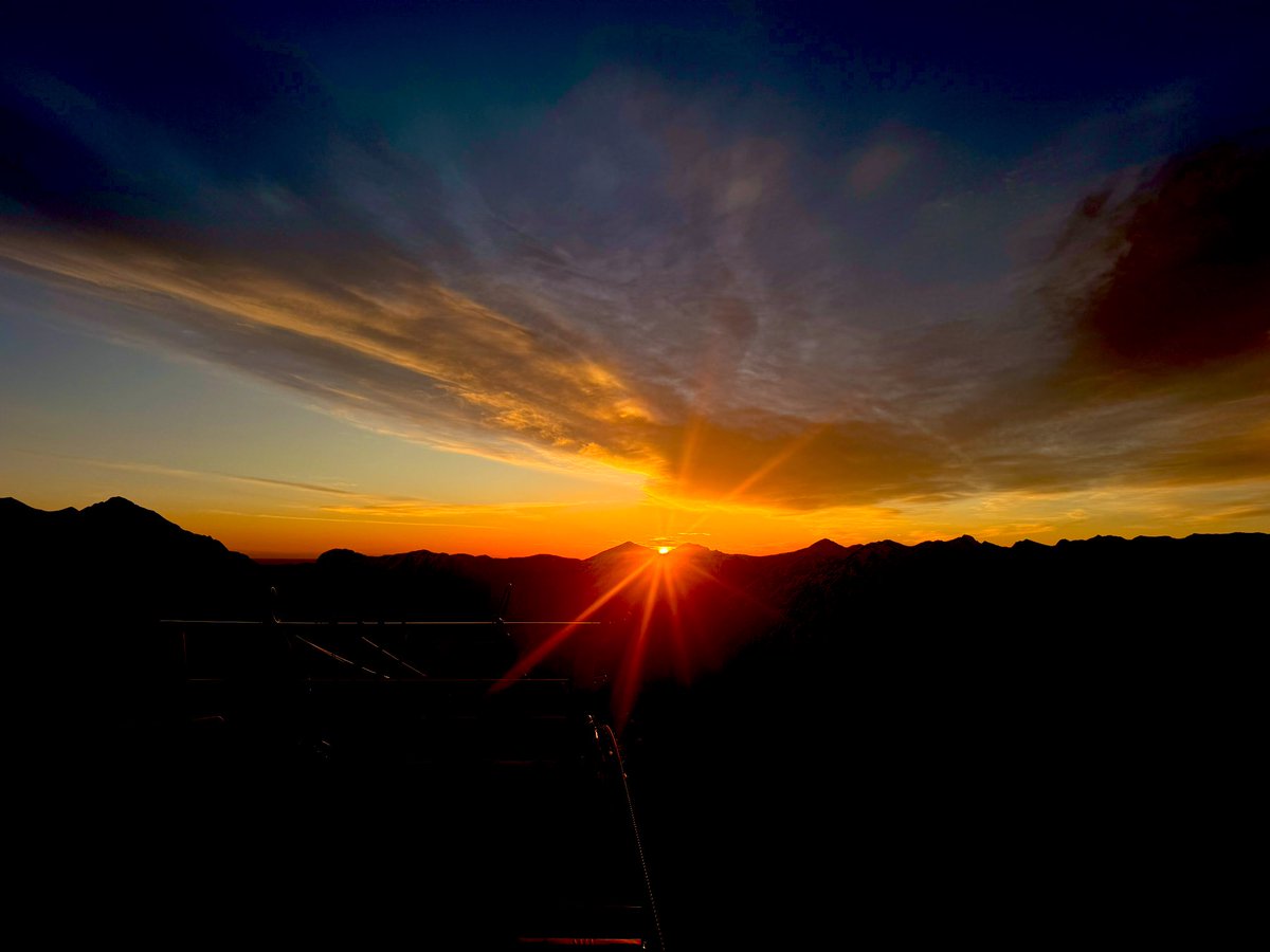Washed_Up's tweet photo. Good morning #sunrise from the top of #GoldExpress +2 up top @SkiNakiska and double digits on the way #ShareYourWeather #abstorm #April2024 https://t.co/VcN9rYPUhZ