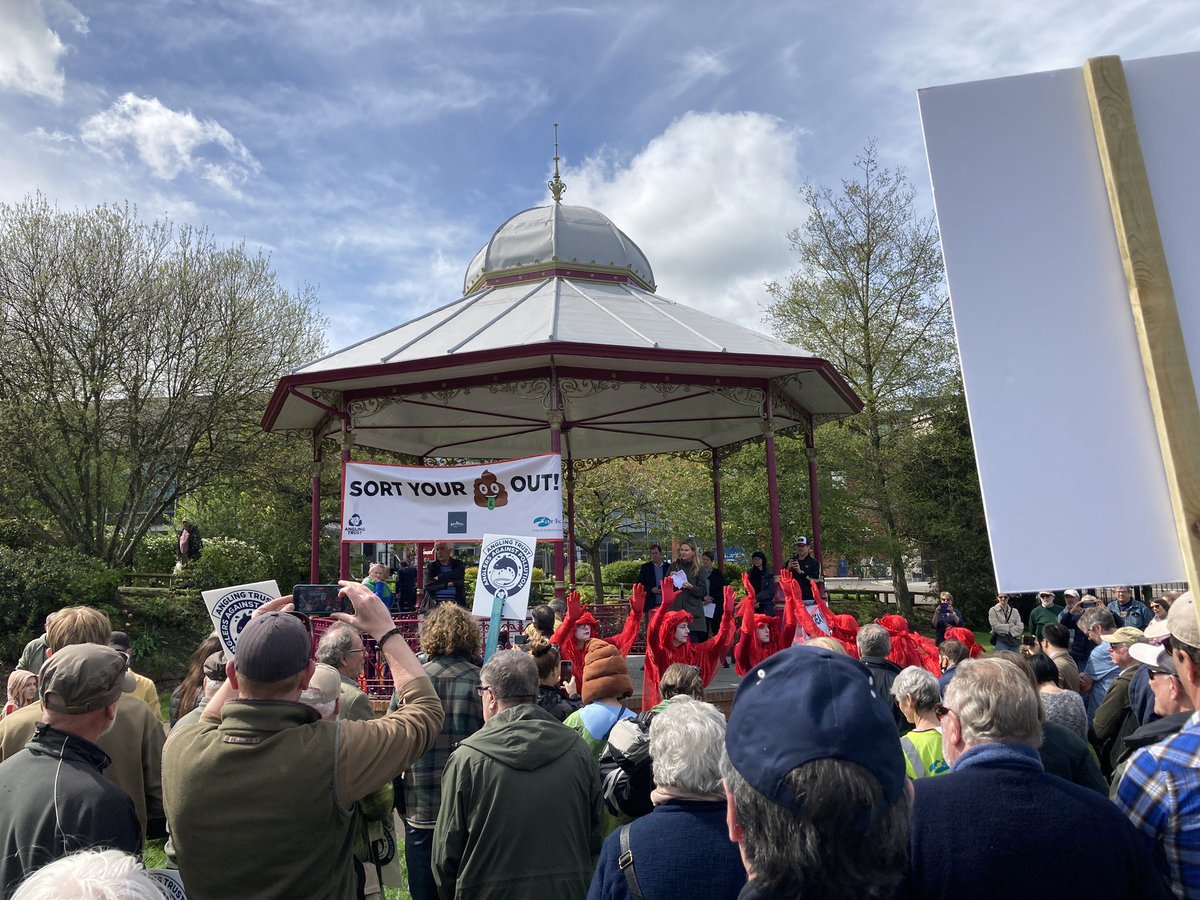 Big demo in Victoria Park, Newbury on Sunday to protest at sewage discharge into Kennet, Pang and Lambourn rivers. Thanks to Kennet Catchment River Keepers <a href="/ARKennet/">Action for the River Kennet (ARK)</a> &amp; <a href="/AnglingTrust/">Angling Trust</a> for organising. 
Speakers included <a href="/LeeRJdillon/">Lee Dillon, MP for Newbury 🔶</a> for <a href="/WBerksLibDems/">West Berks & Newbury Lib Dems 🔶</a> and <a href="/GreenJennyJones/">Jenny Jones</a>