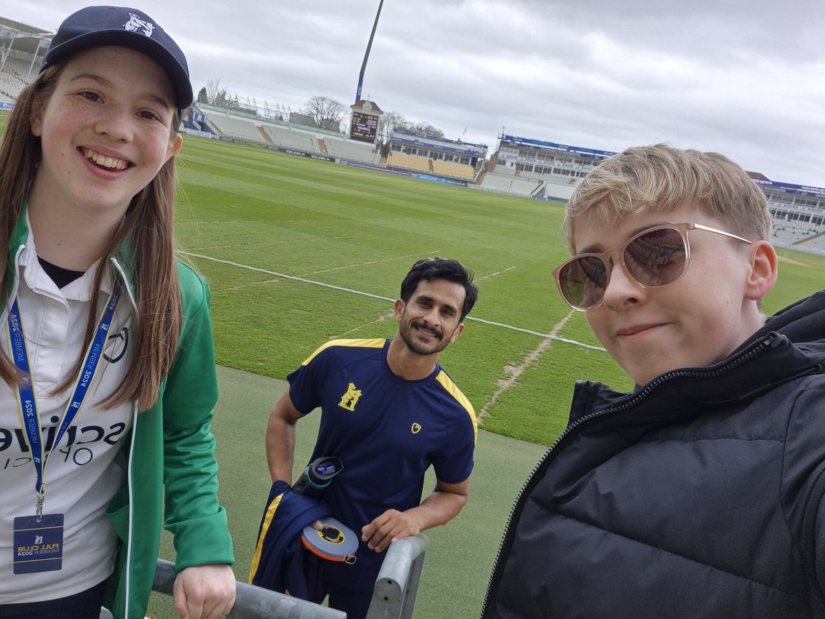 Young Warwickshire fans pose with @RealHa55an as the speedster arrives for the County Championship 2024 season 🇵🇰🏏 📸: @MaeSimkin #PakPassion #CountyChampionship