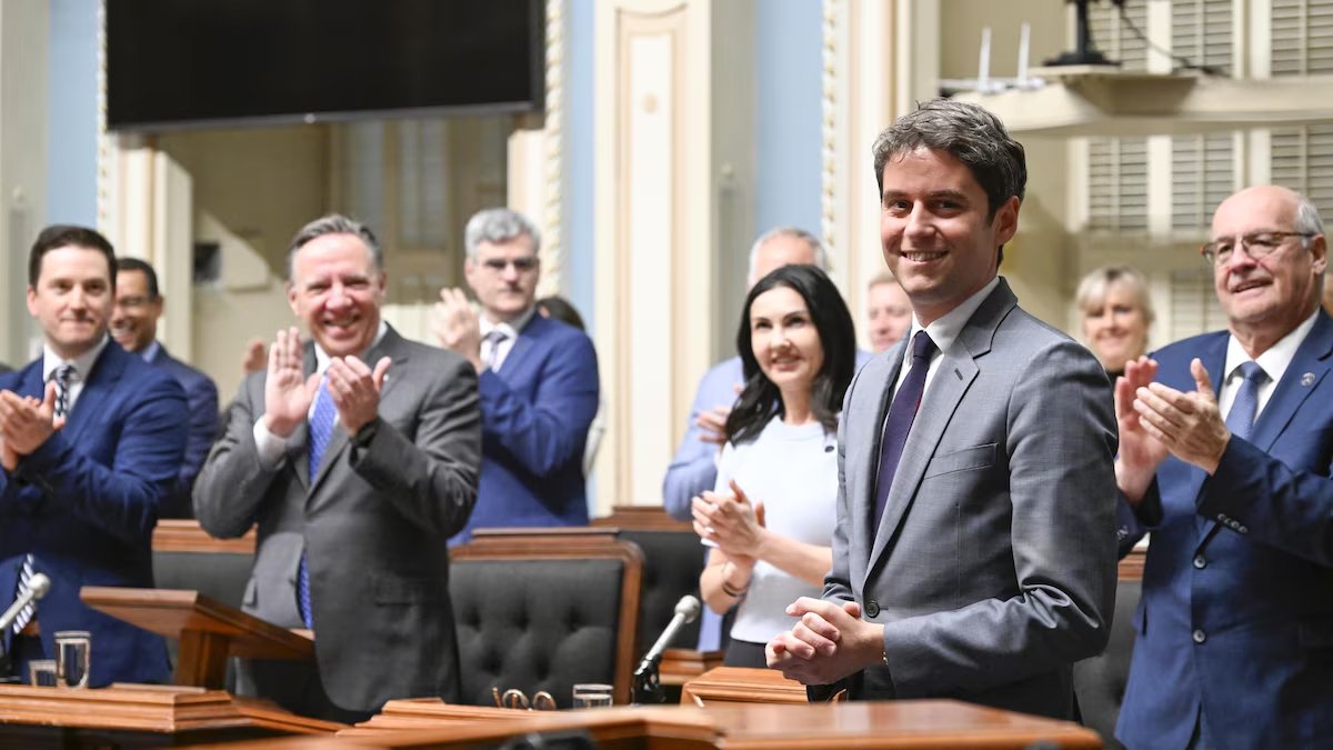 🗞 « Ovation pour @GabrielAttal à l’Assemblée Nationale du Québec » — Le Premier Ministre a livré un vibrant plaidoyer pour la protection de la langue française et la défense de la laïcité. 🔗 Retrouvez l'article de Radio Canada ↓ ici.radio-canada.ca/nouvelle/20642… © Jacques Boissinot