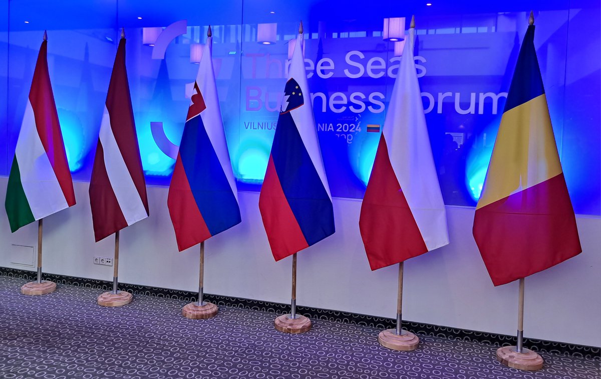 During the @3seaseu, it was seen that what unites (among others) all the countries of the #ThreeSeas area 🇦🇹🇧🇬🇭🇷🇨🇿🇪🇪🇬🇷🇭🇺🇱🇹🇱🇻🇵🇱🇷🇴🇸🇰🇸🇮 and participating states 🇺🇦🇲🇩 is the desire to develop faster own infrastructure and the related improvement of one's economic position.
1/2